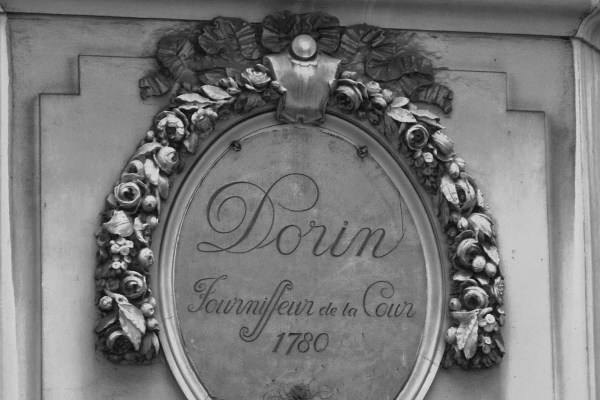 Dorin-Paris-Toute-une-histoire-1780-Fournisseur-de-la-Cour-Versailles-Poudres-Parfums